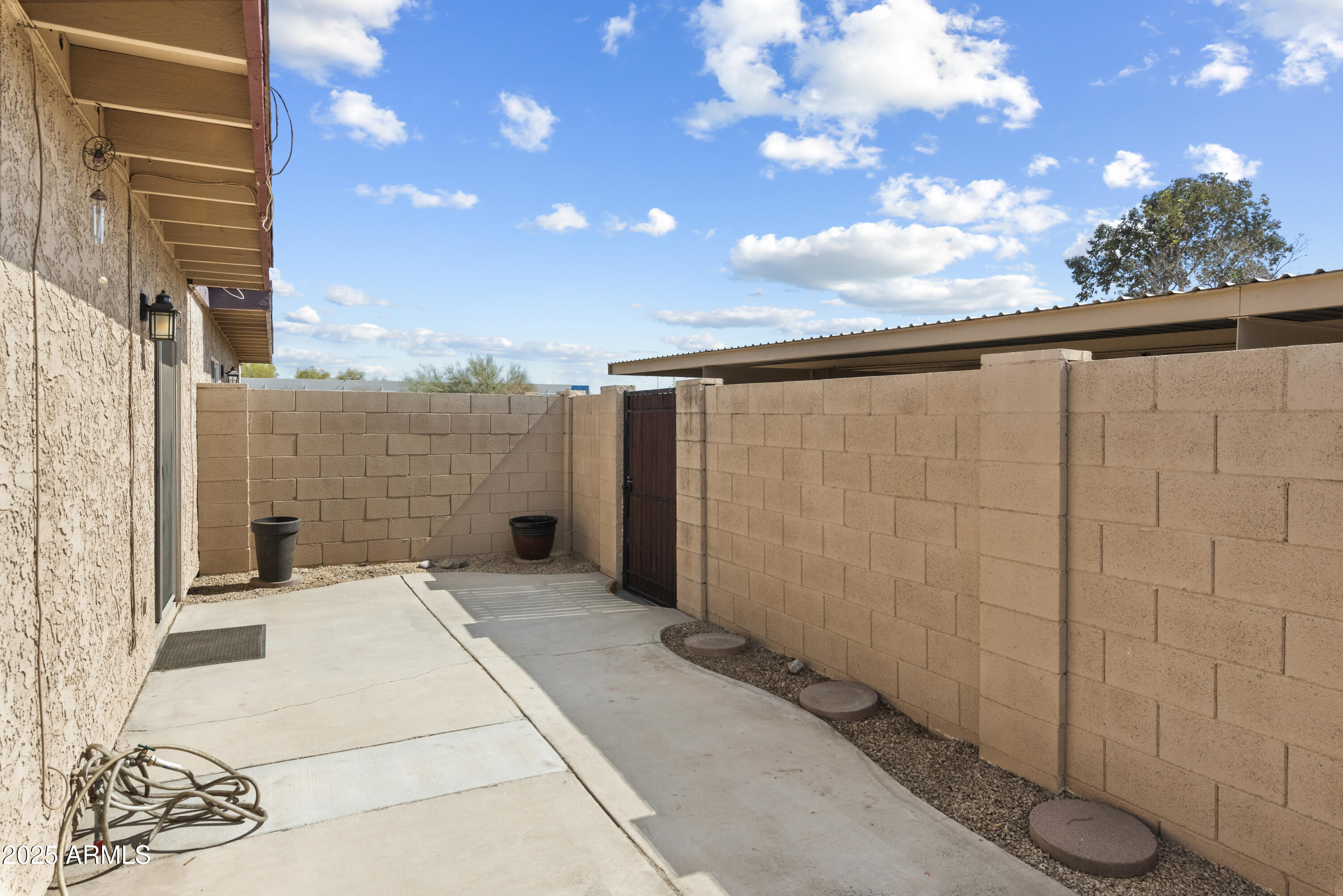 2104 W YUKON Drive