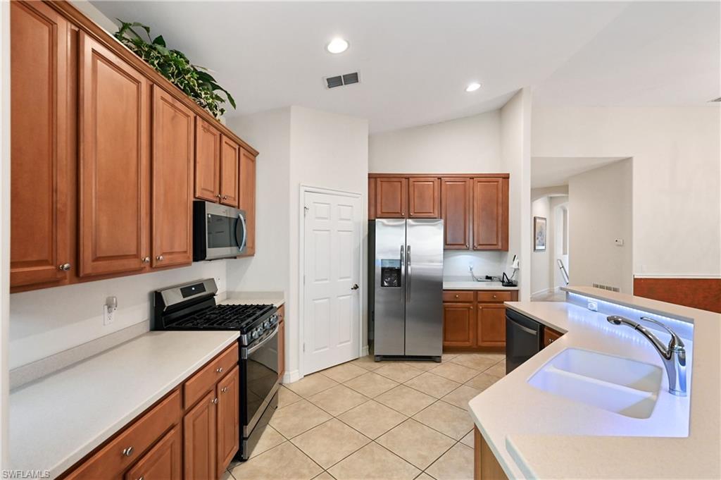 1626 Tarpon Bay DR S 202