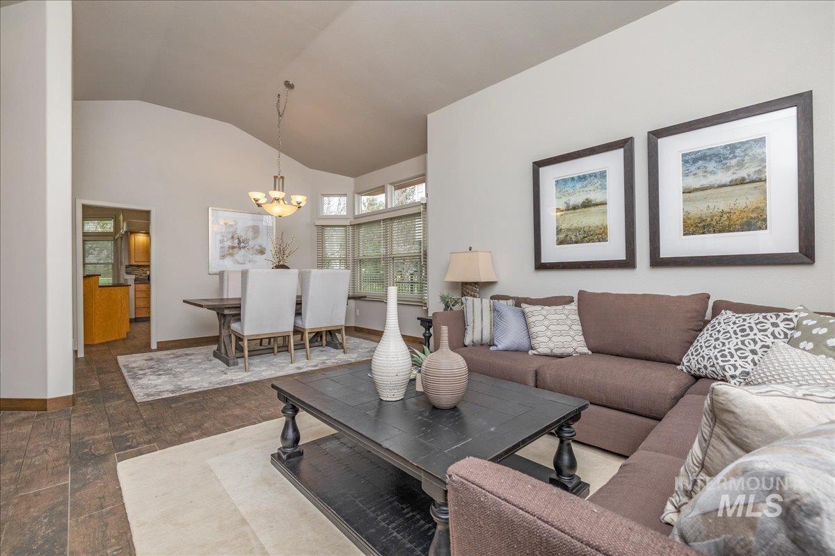 2221 S Crosscreek Lane