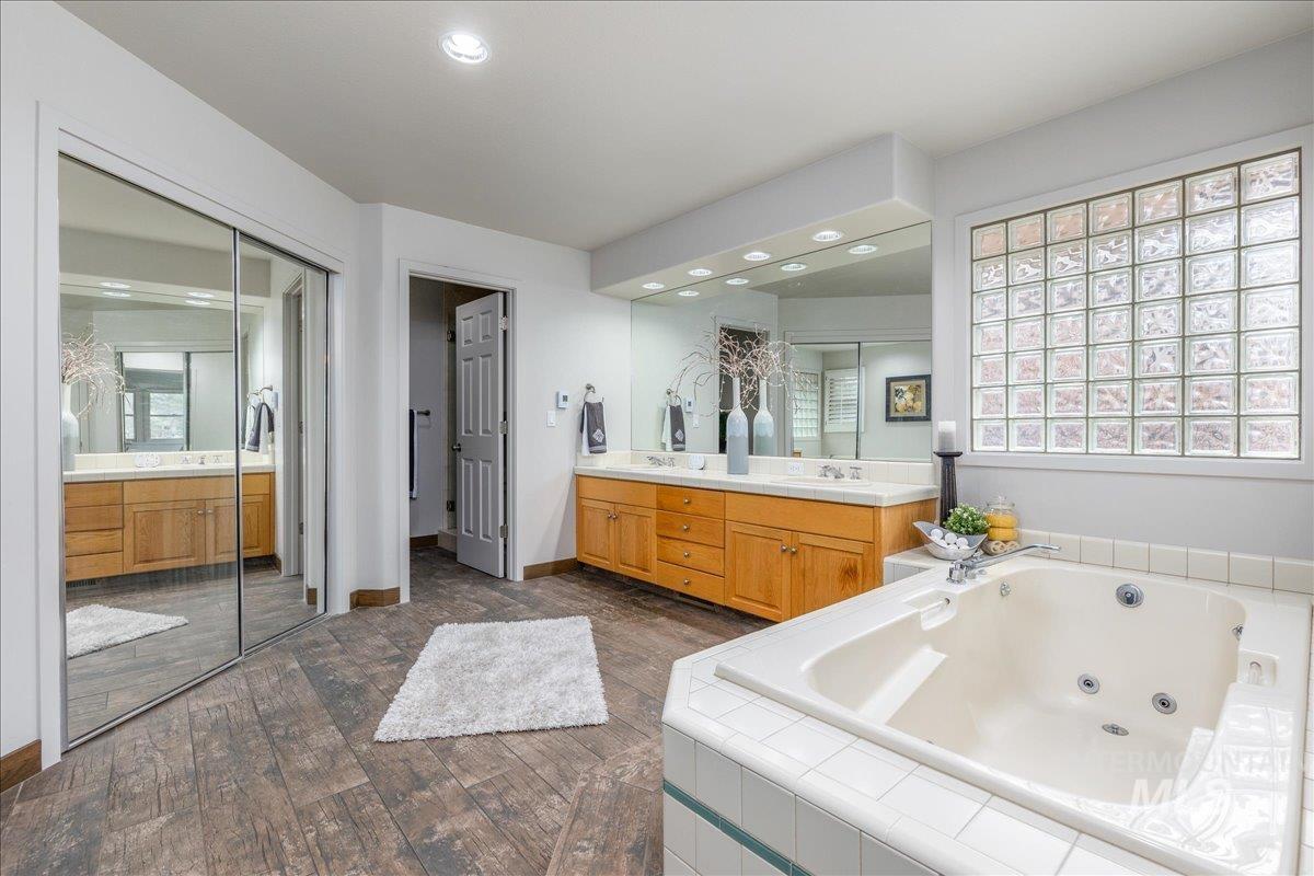 2221 S Crosscreek Lane