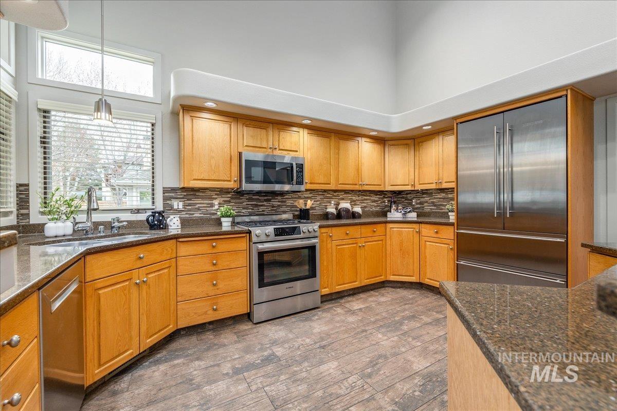 2221 S Crosscreek Lane