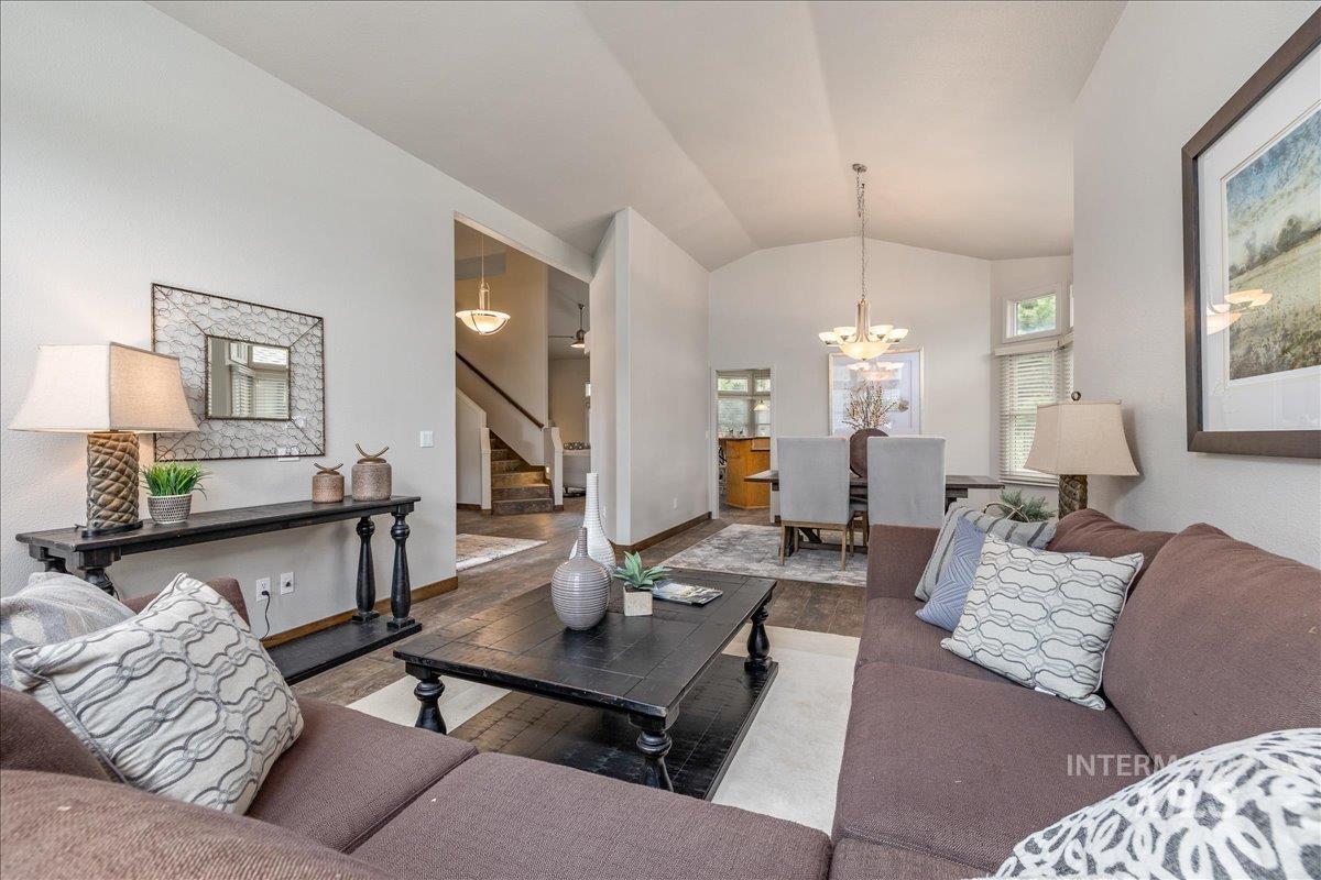 2221 S Crosscreek Lane
