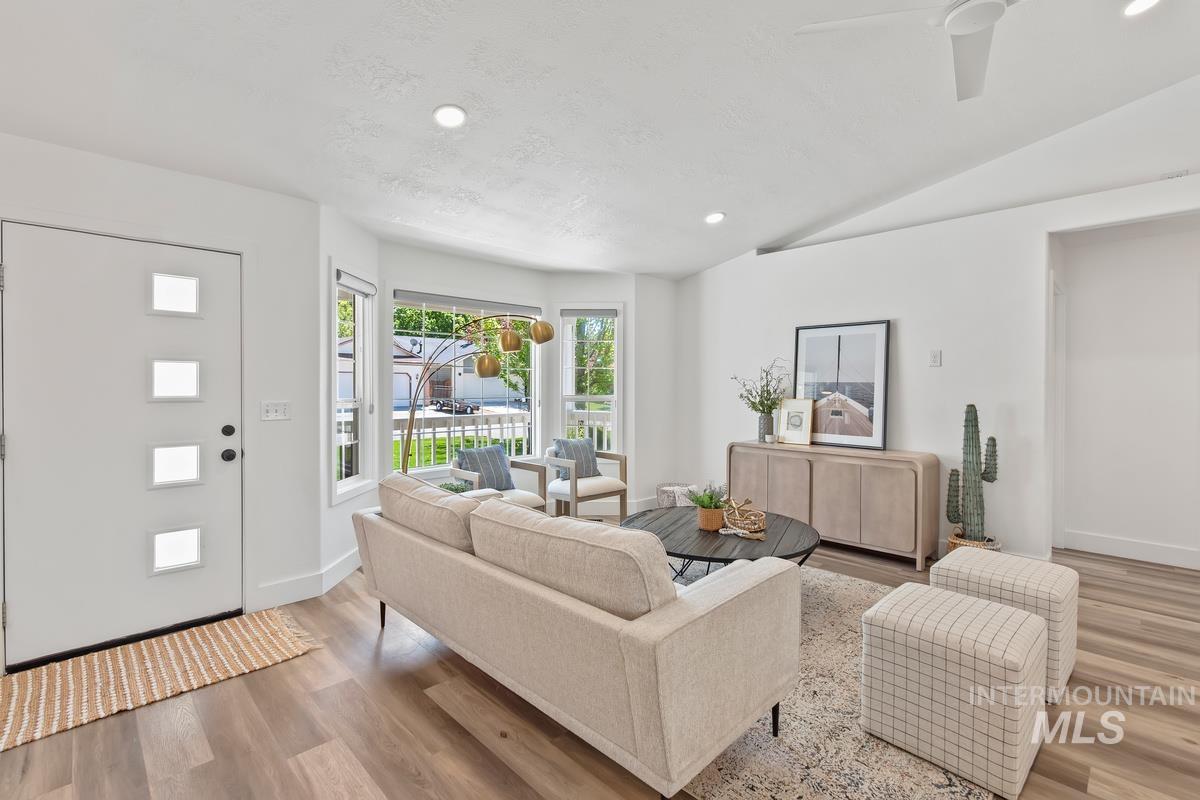 4227 N Waterford