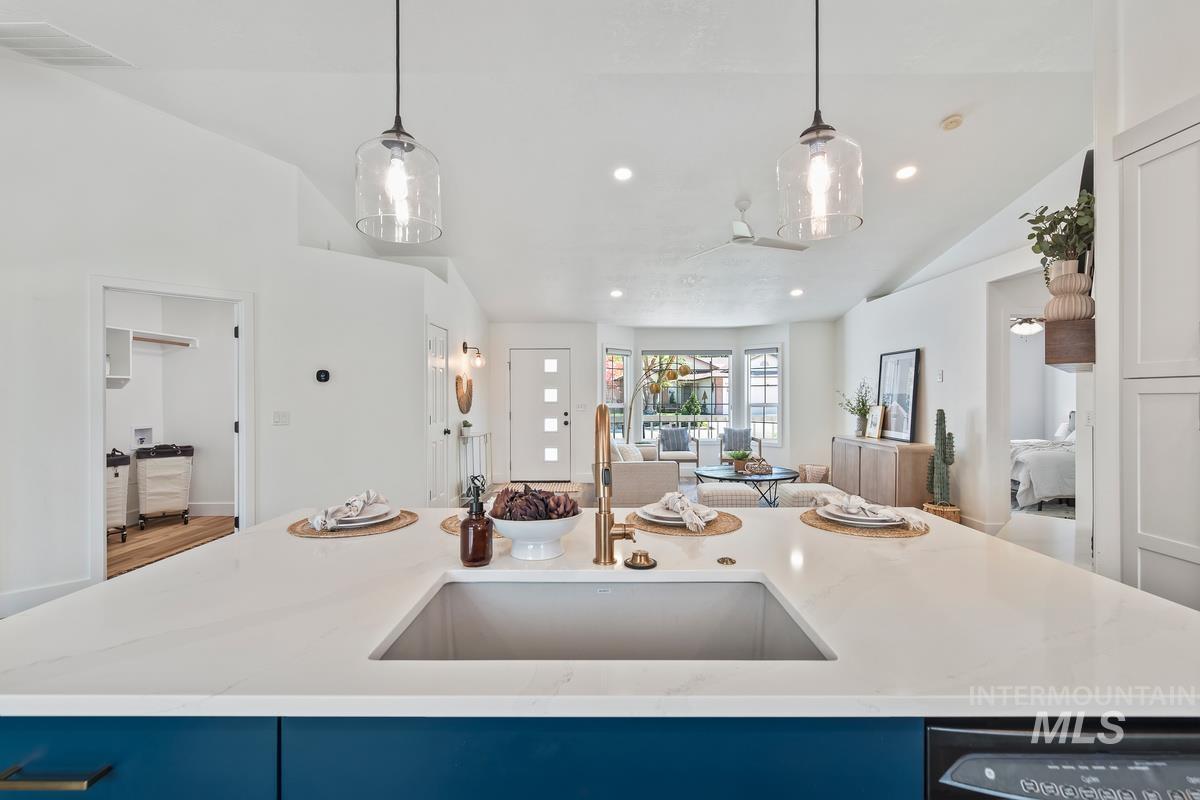 4227 N Waterford