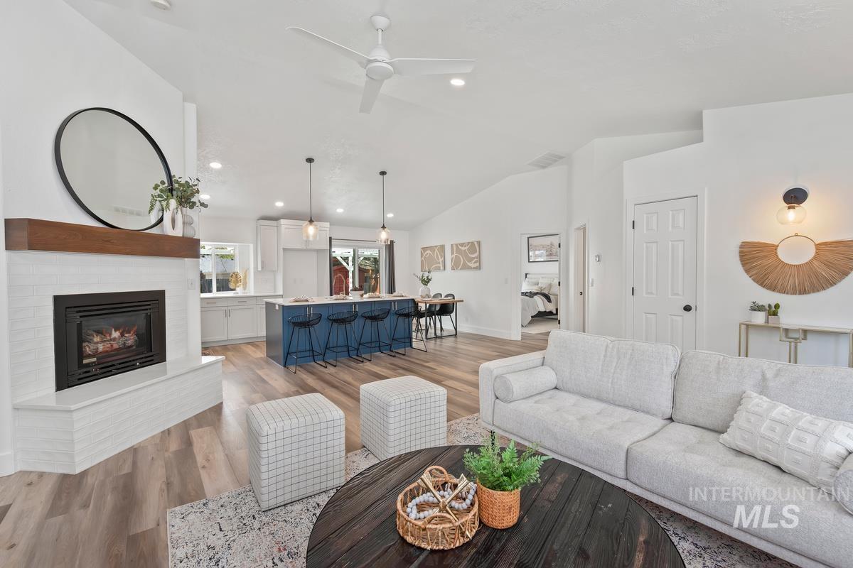 4227 N Waterford