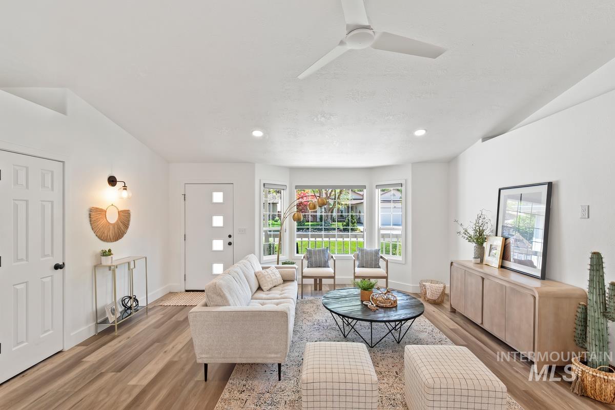 4227 N Waterford