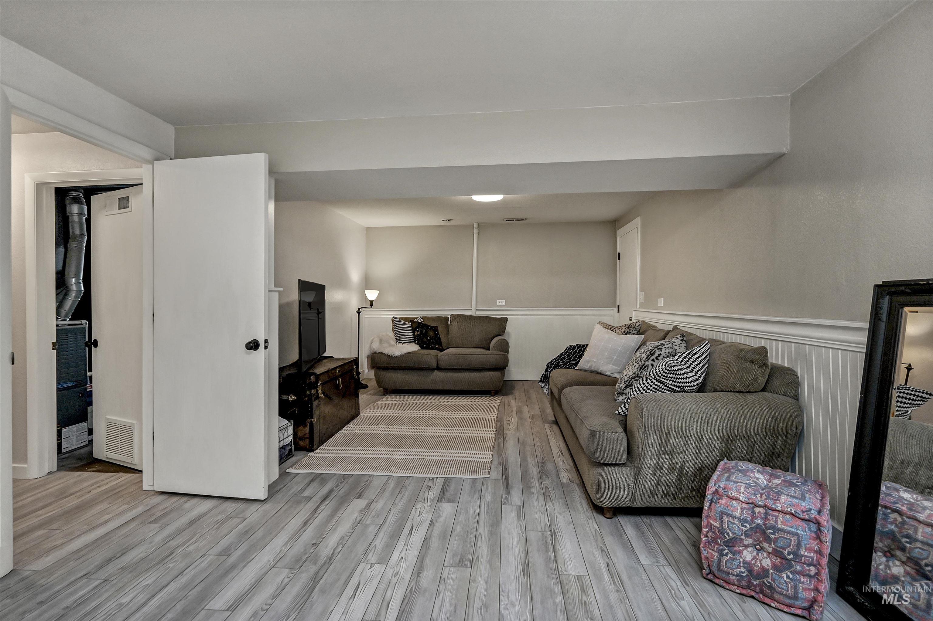 9411 W Linfield