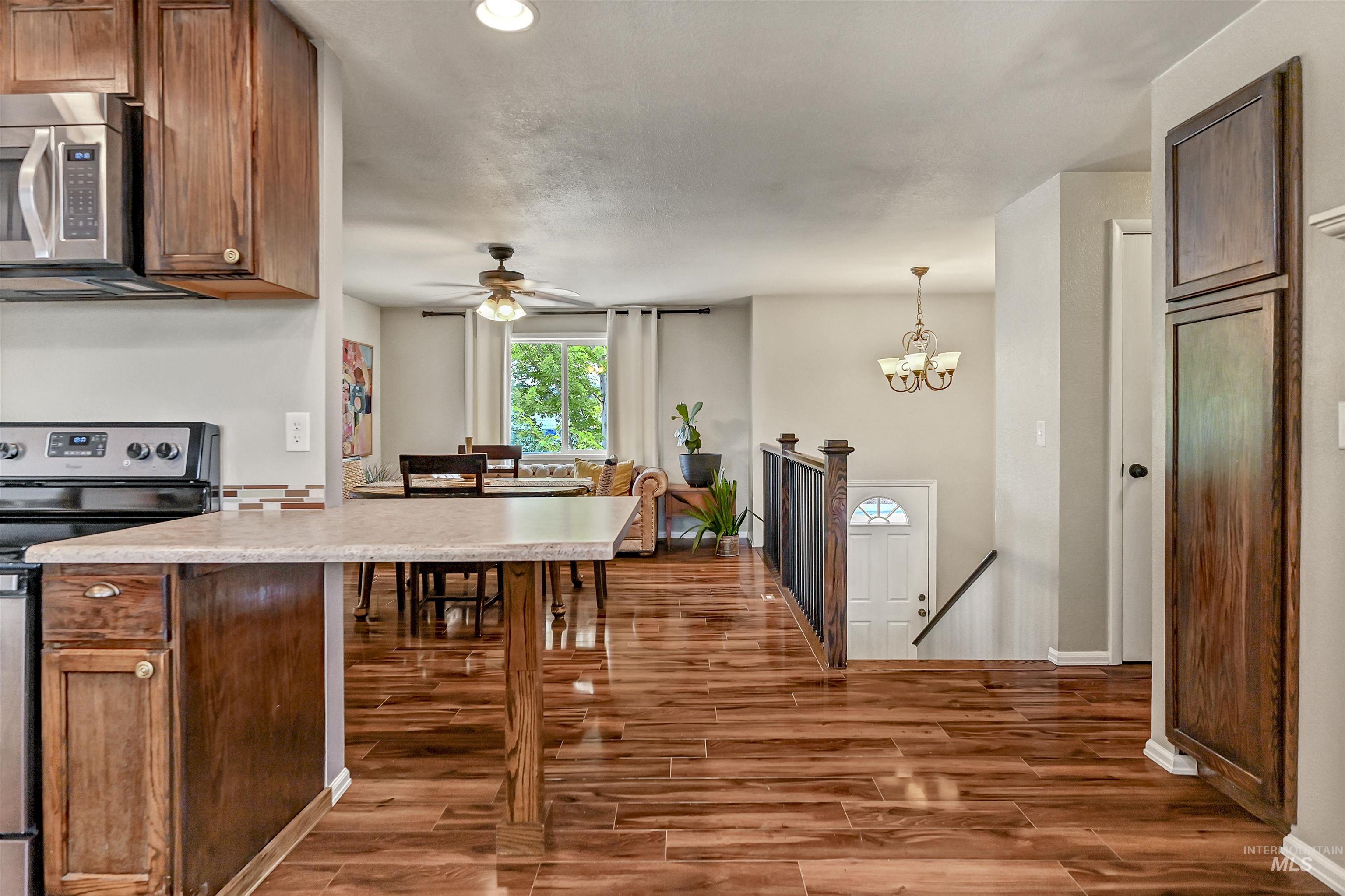 9411 W Linfield