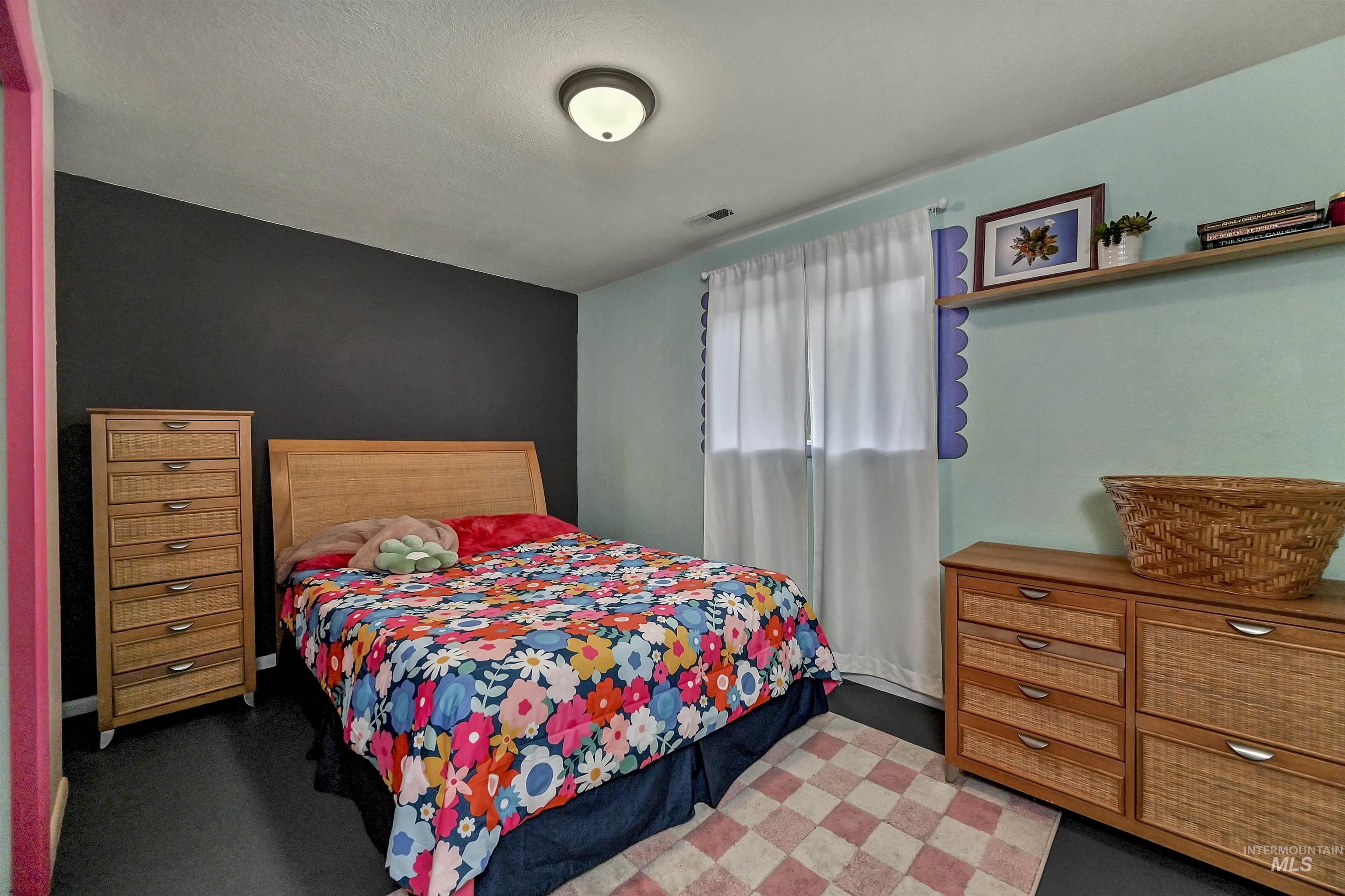 9411 W Linfield
