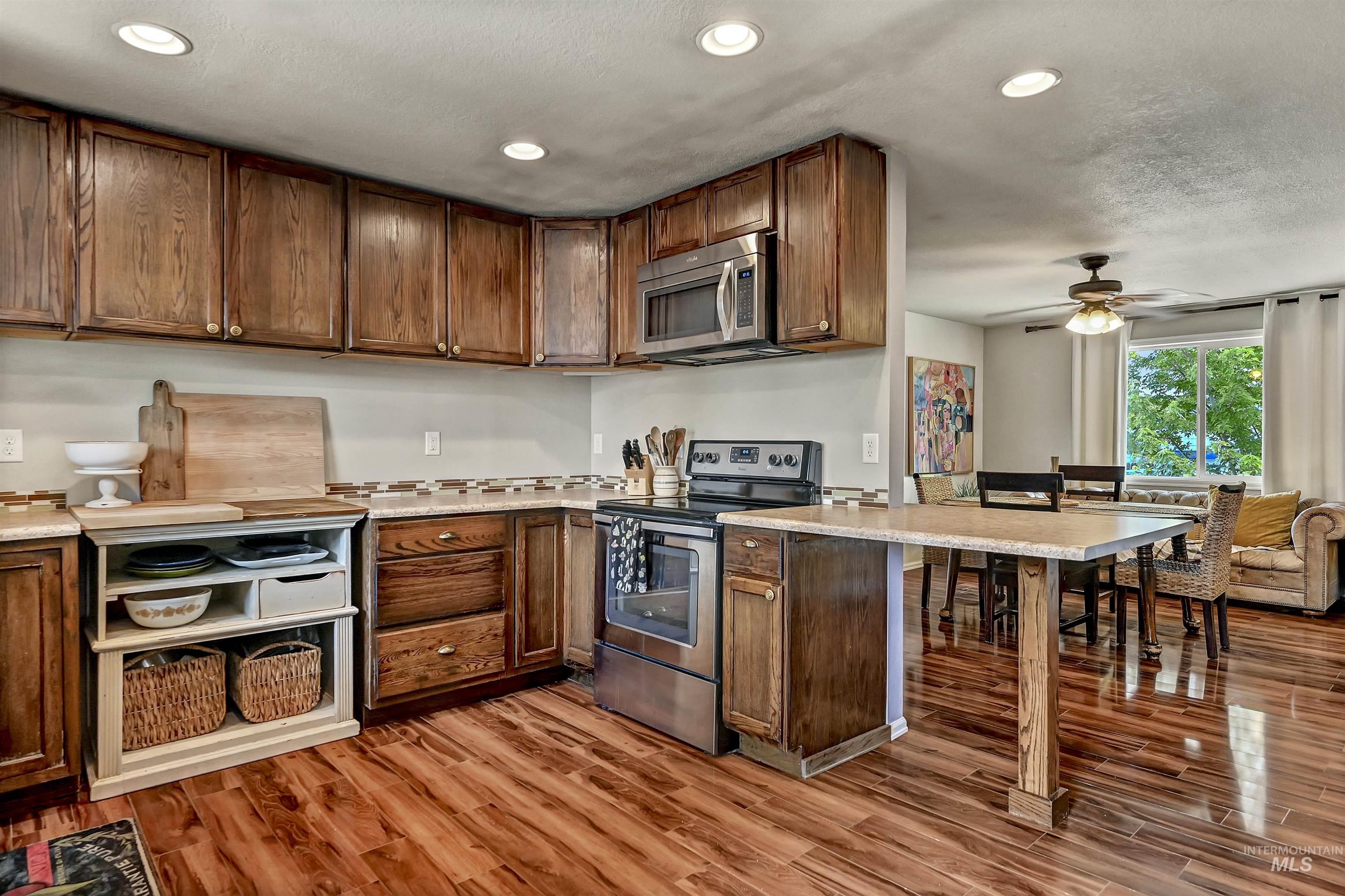 9411 W Linfield