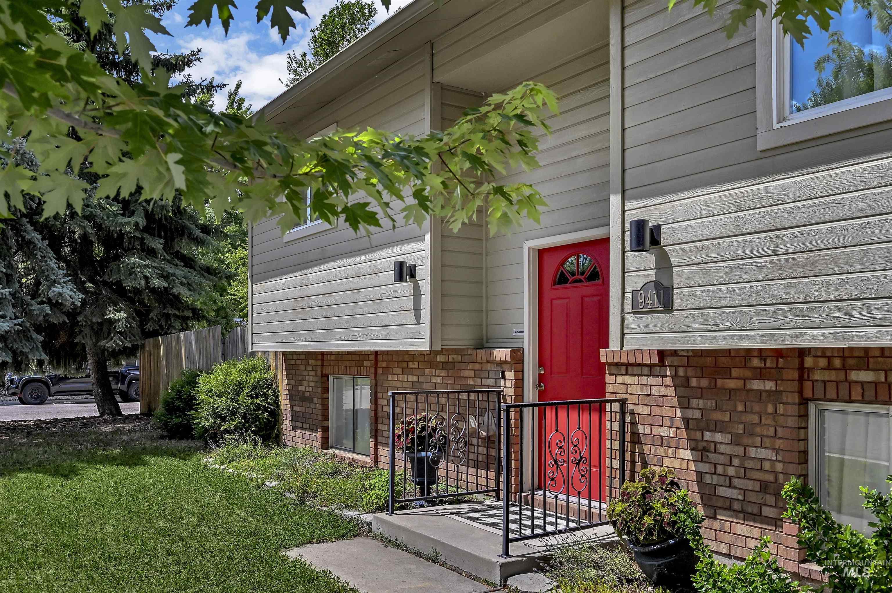 9411 W Linfield