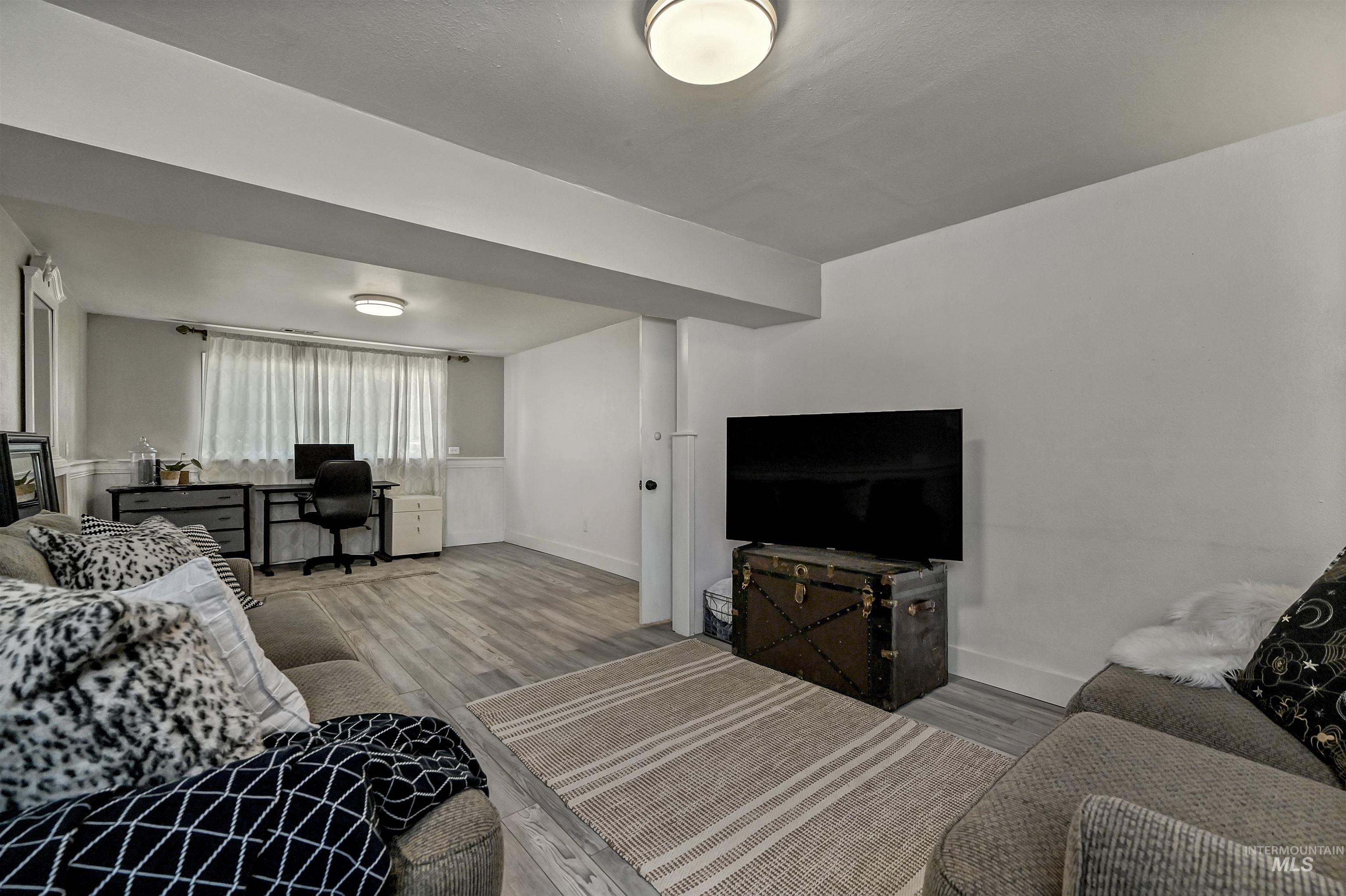 9411 W Linfield