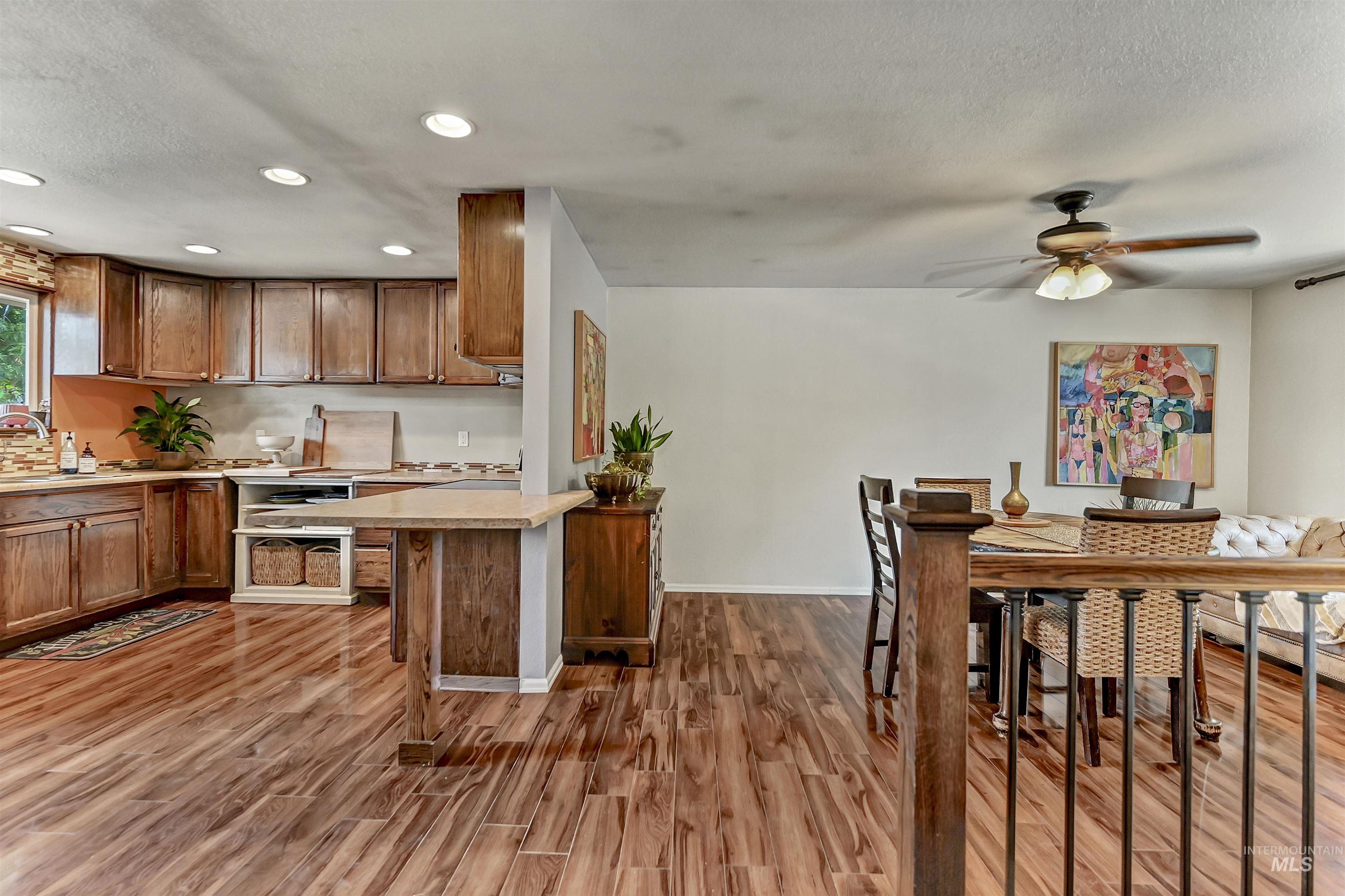 9411 W Linfield
