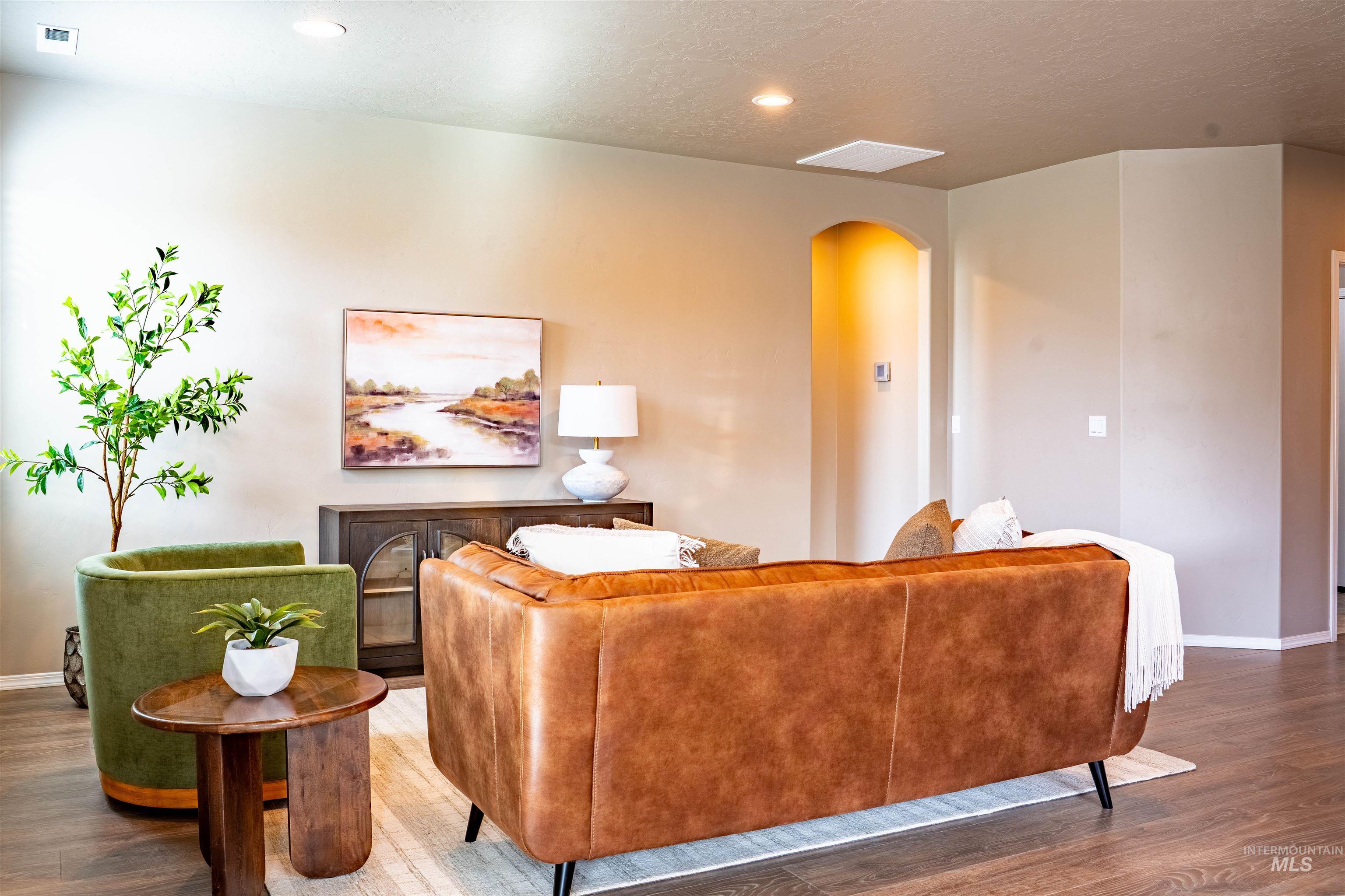 6207 W Mattawa