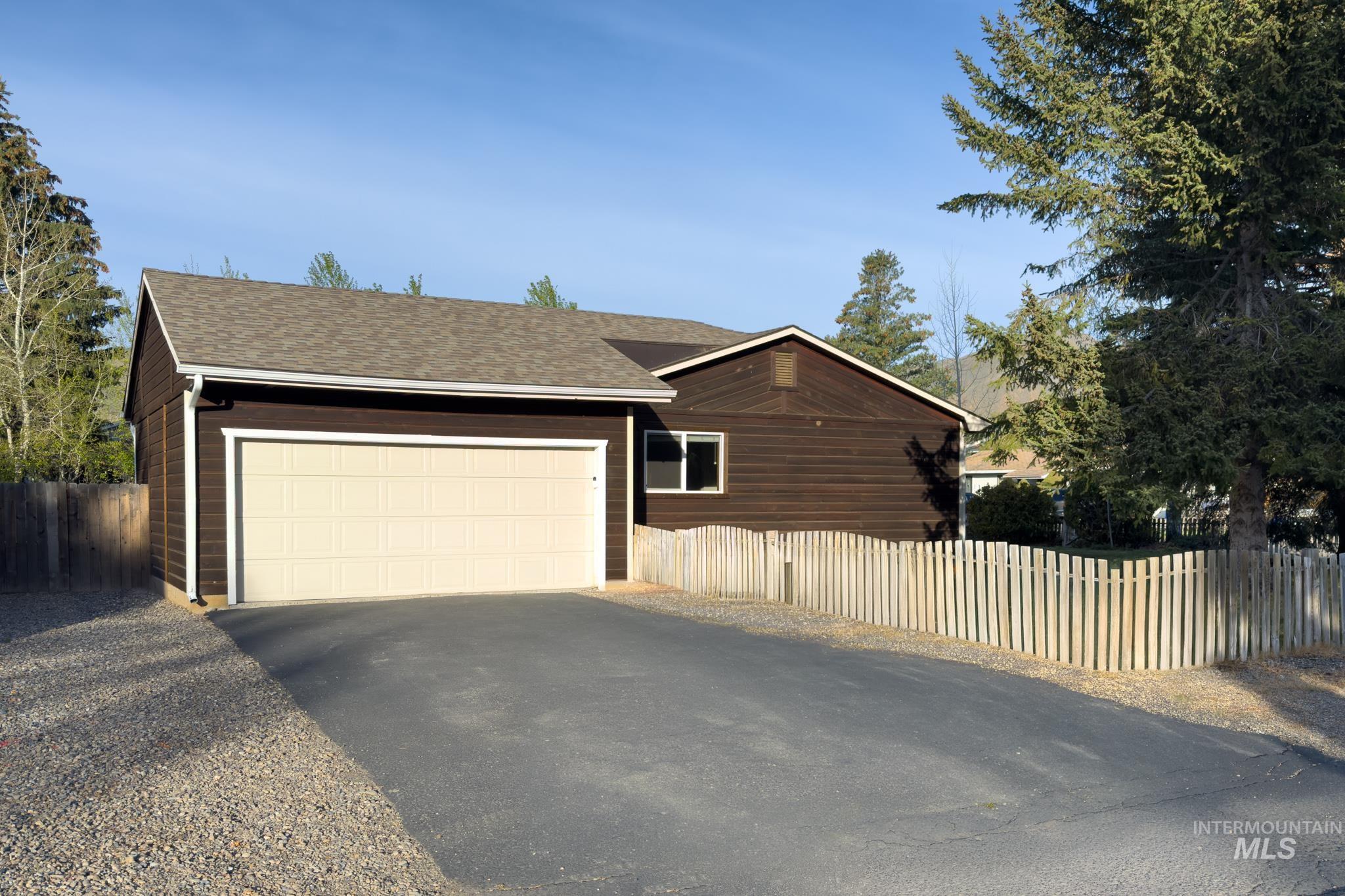 2850 Glenbrook Dr.