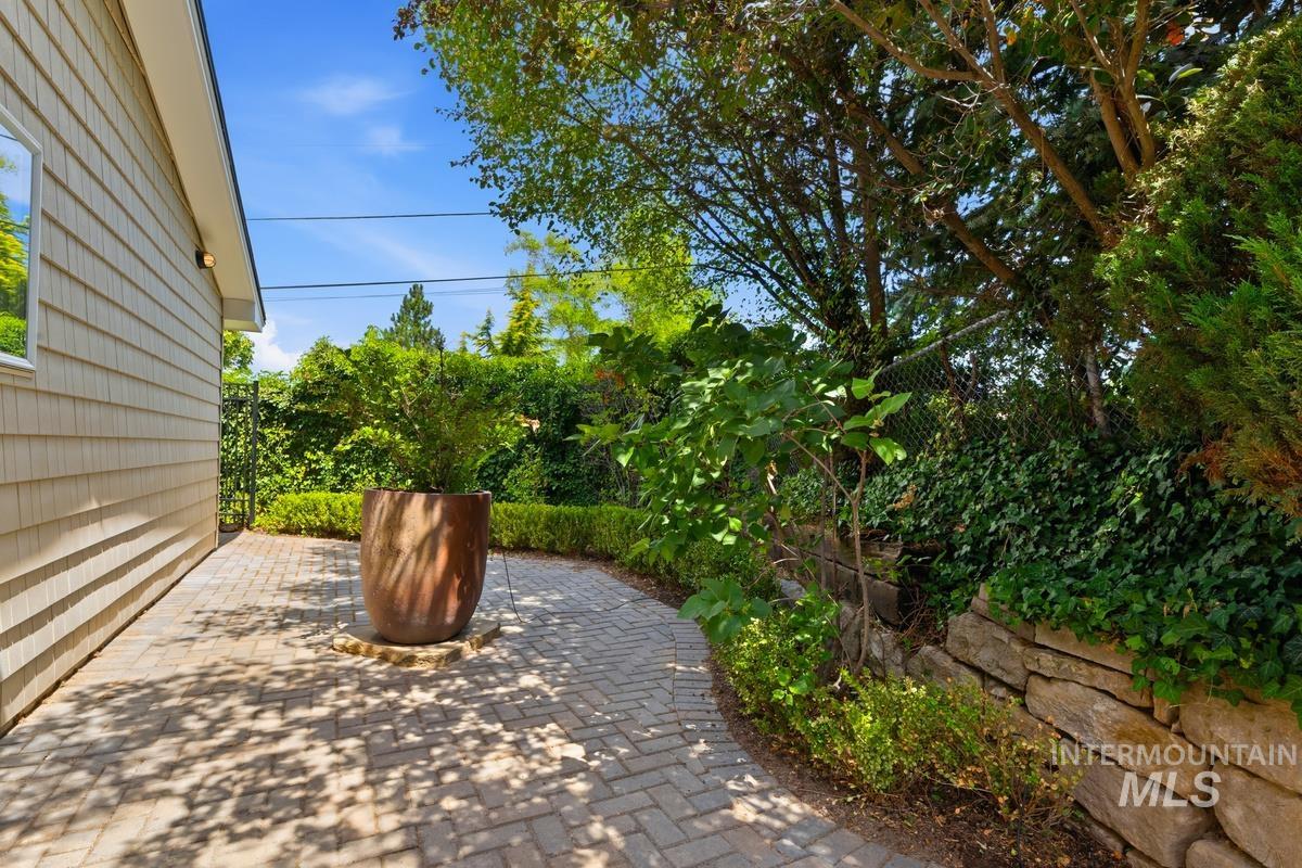 130 W Horizon Drive