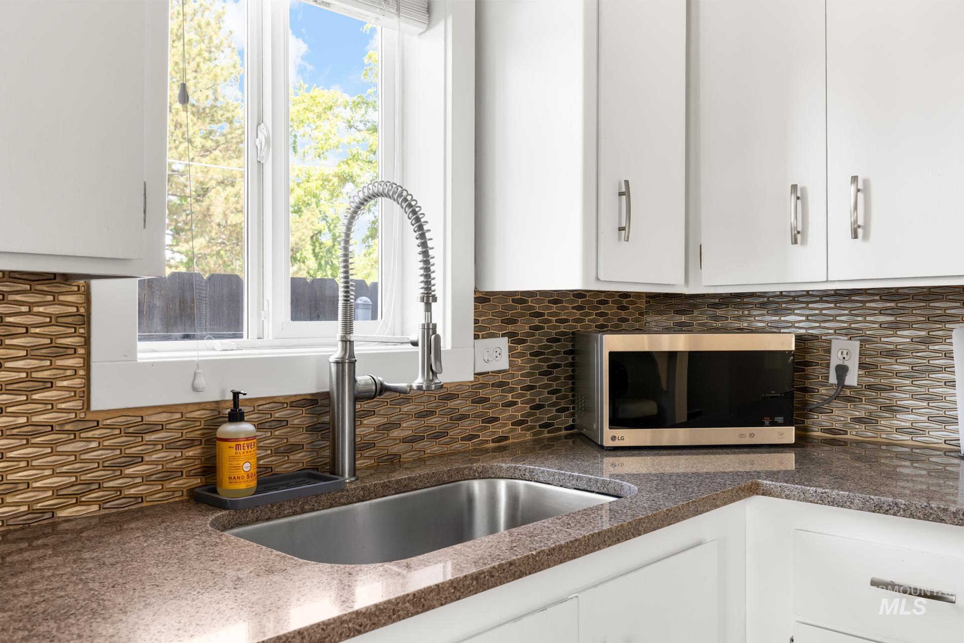 2523 W Idaho St