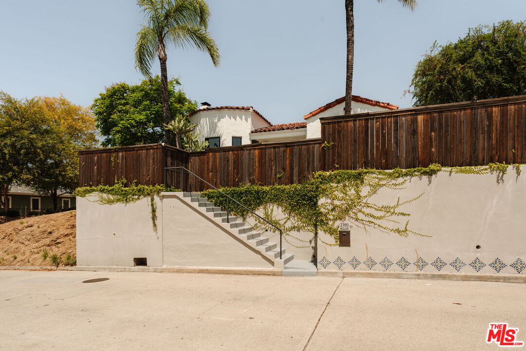 2709 Medlow Ave