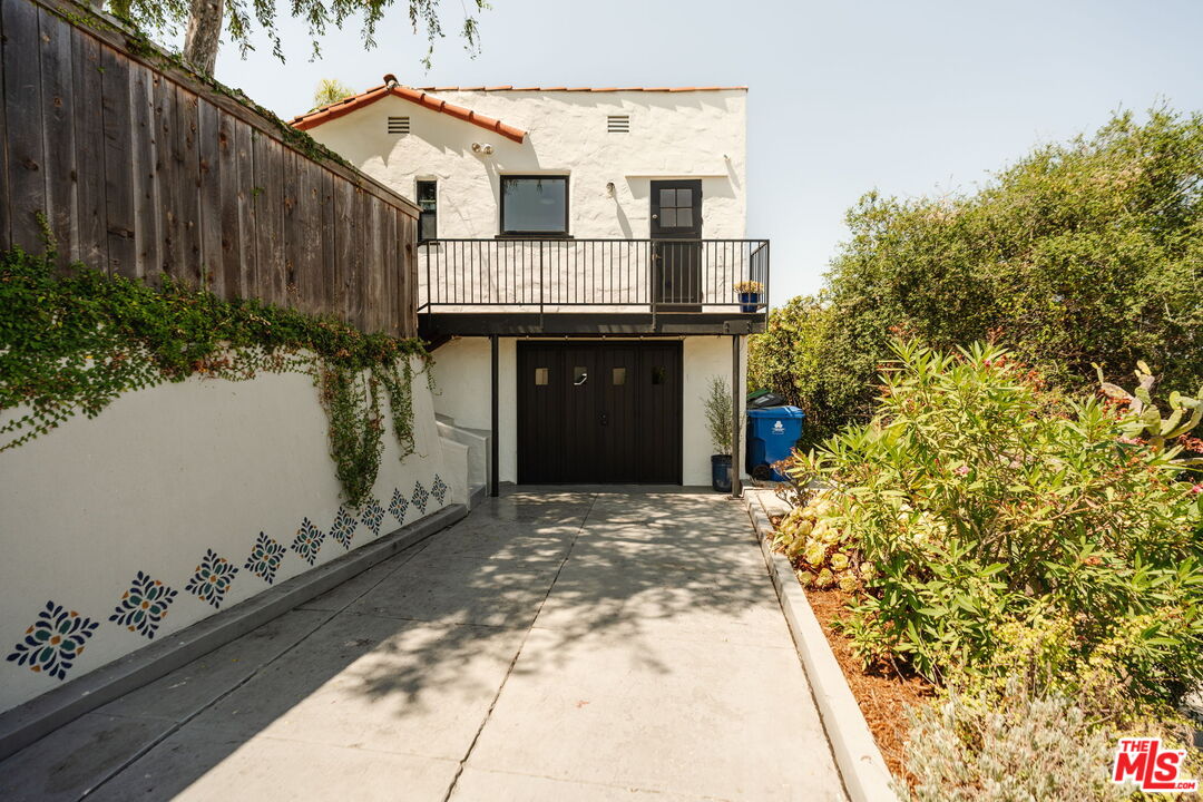2709 Medlow Ave
