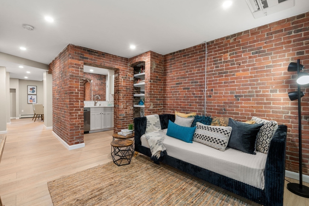19 Cortes St # 11