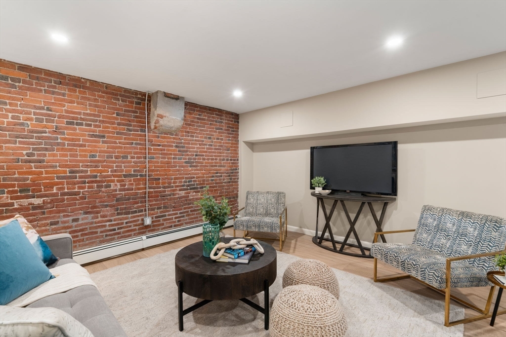 19 Cortes St # 11