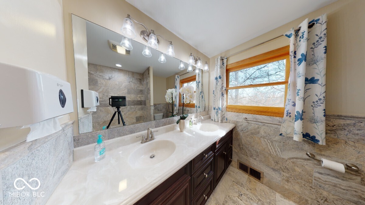 3752 W North Wood Lake Drive