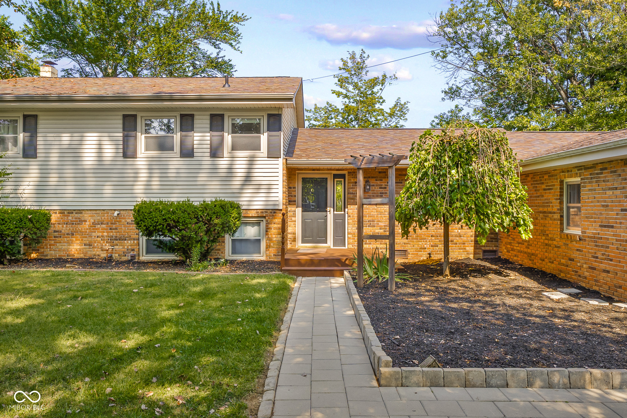 3736 W South Wood Lake Drive