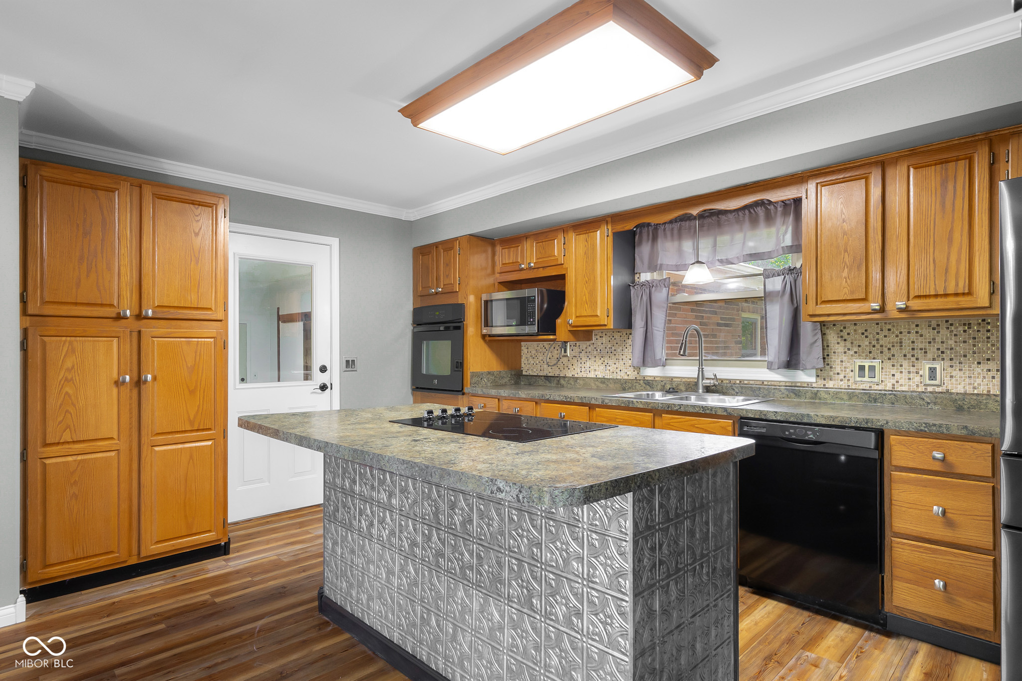 3736 W South Wood Lake Drive