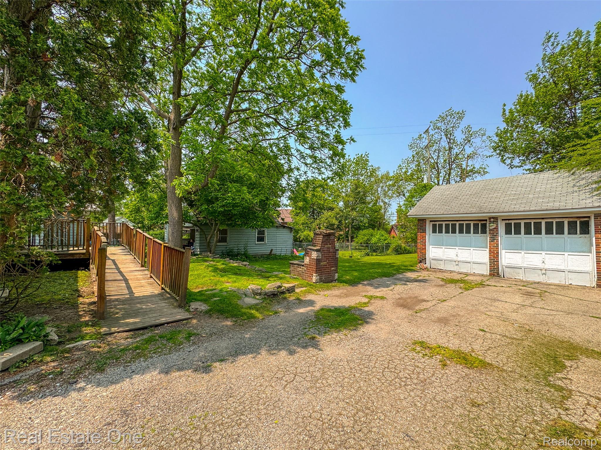 326 W Iroquois Road