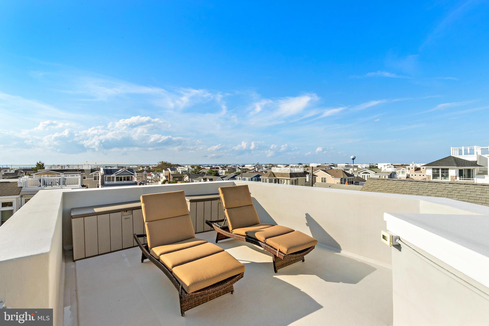 210 E 28th St