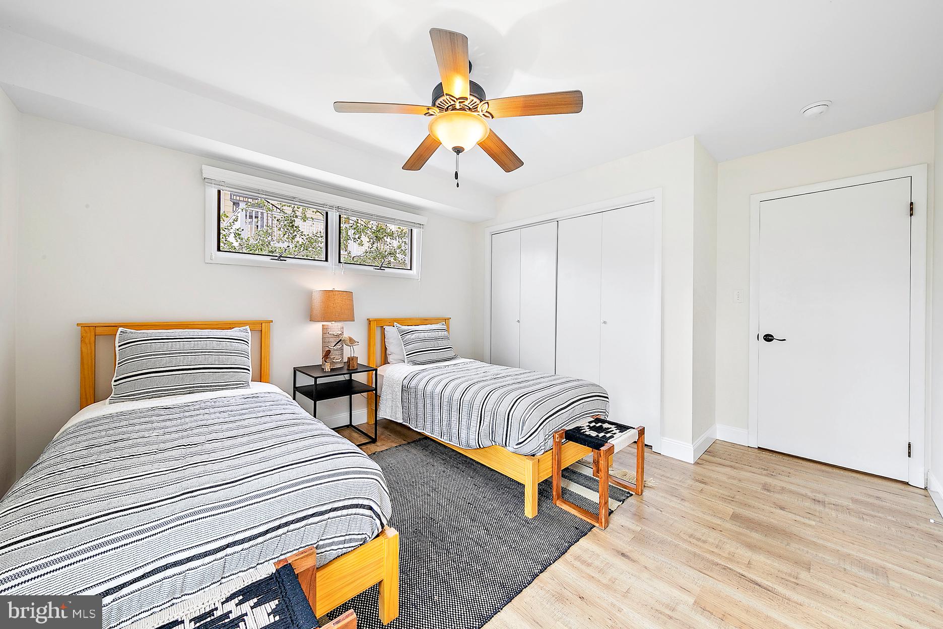 26 E 52nd St