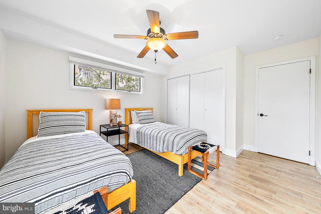 26 E 52nd St