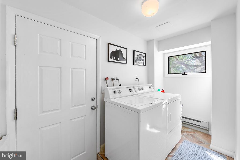 26 E 52nd St