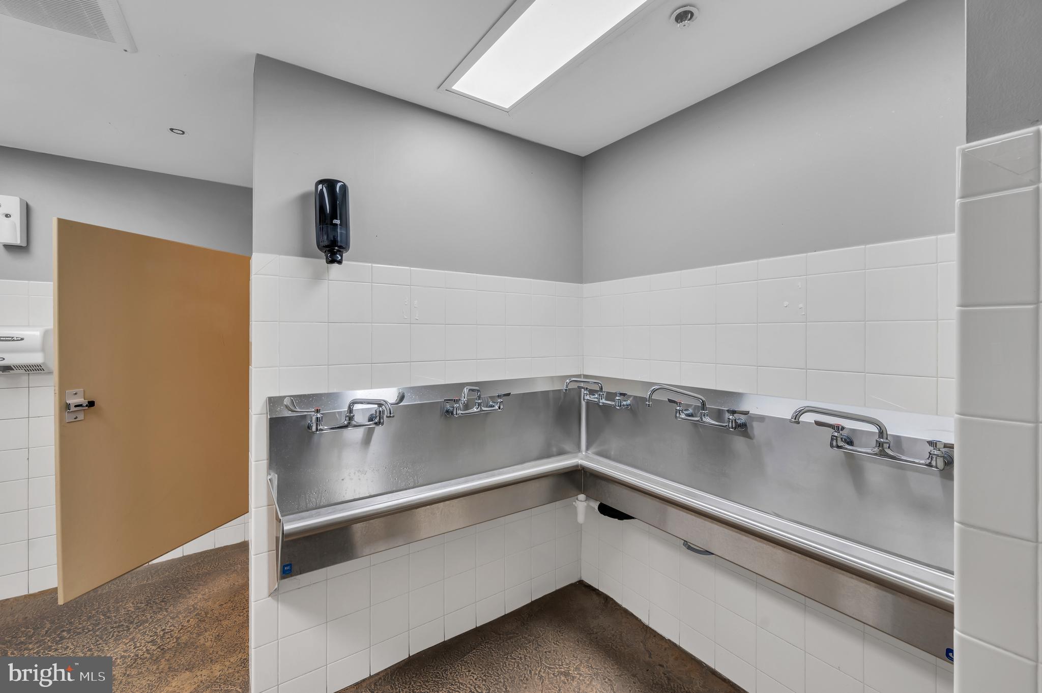 2002 LONG BEACH BOULEVARD