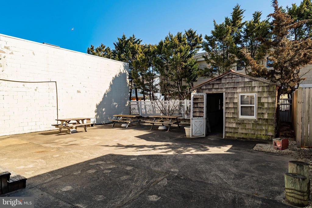 827 N Bay Ave