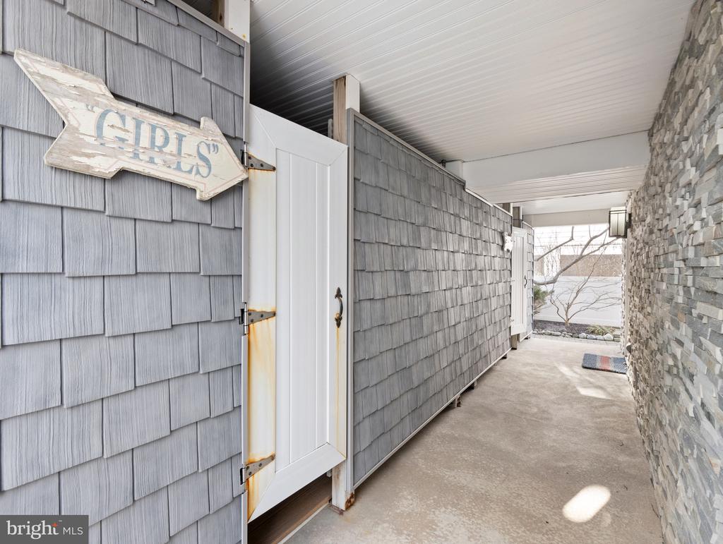 10 E Burlington Ave