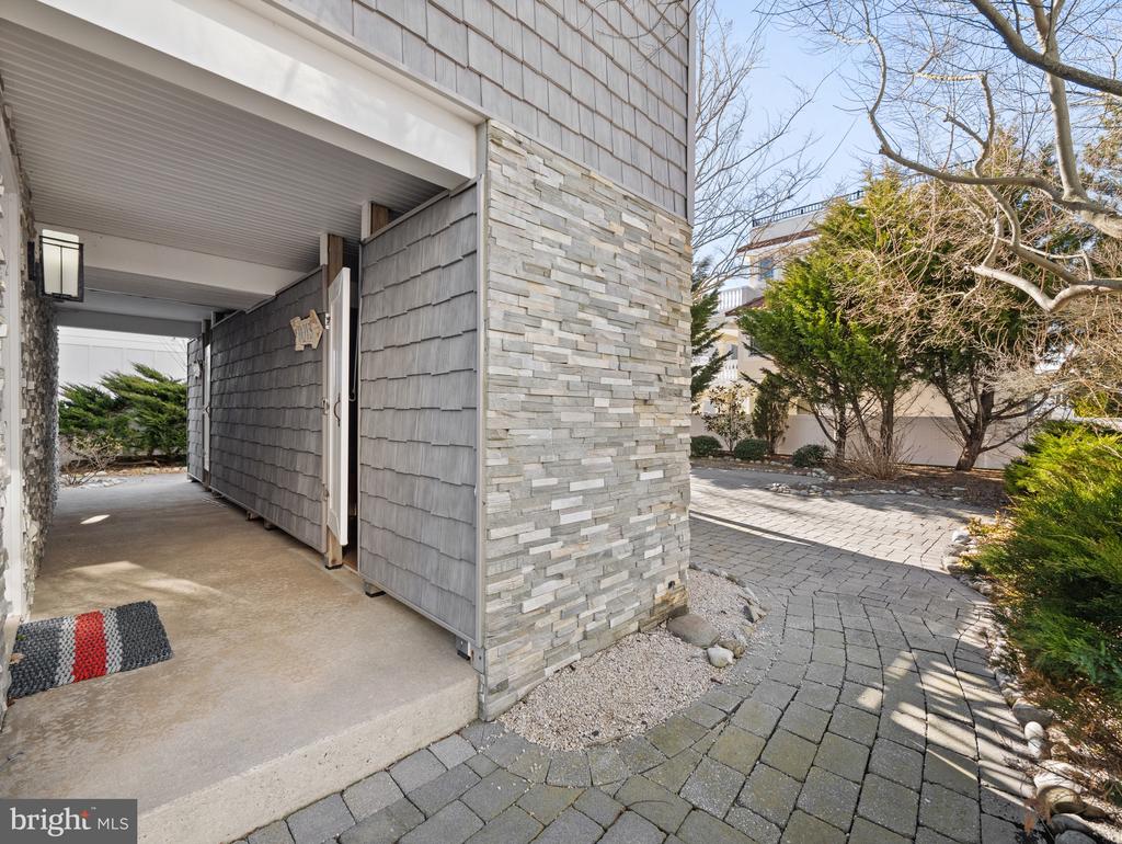 10 E Burlington Ave