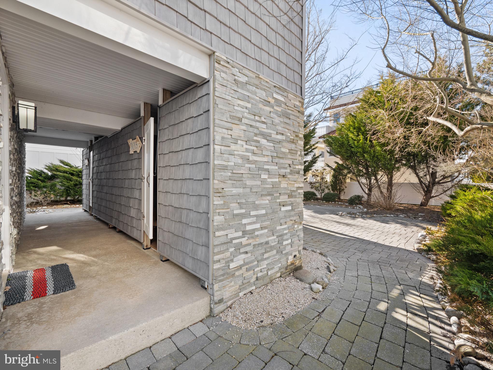10 E Burlington Ave