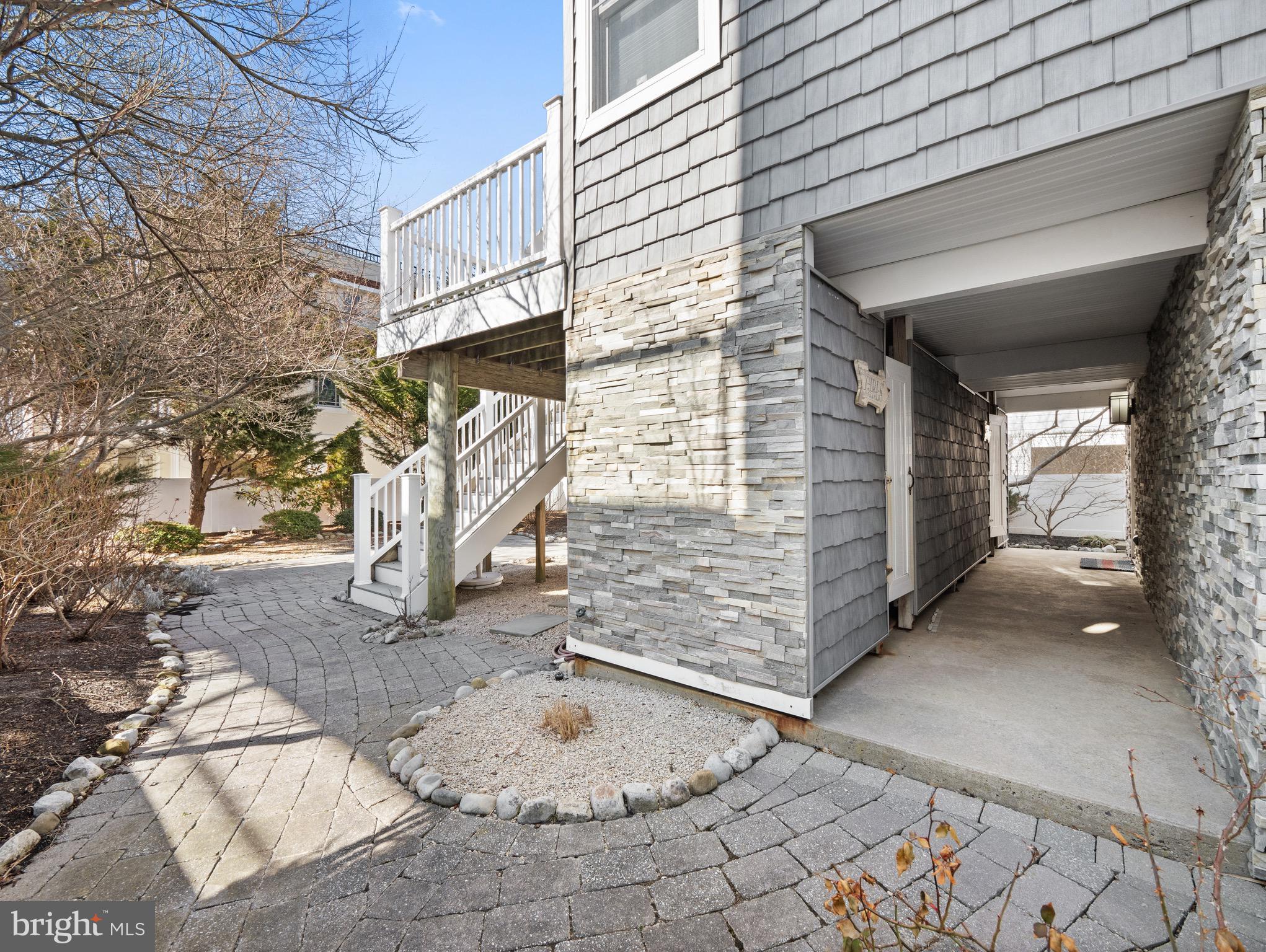 10 E Burlington Ave