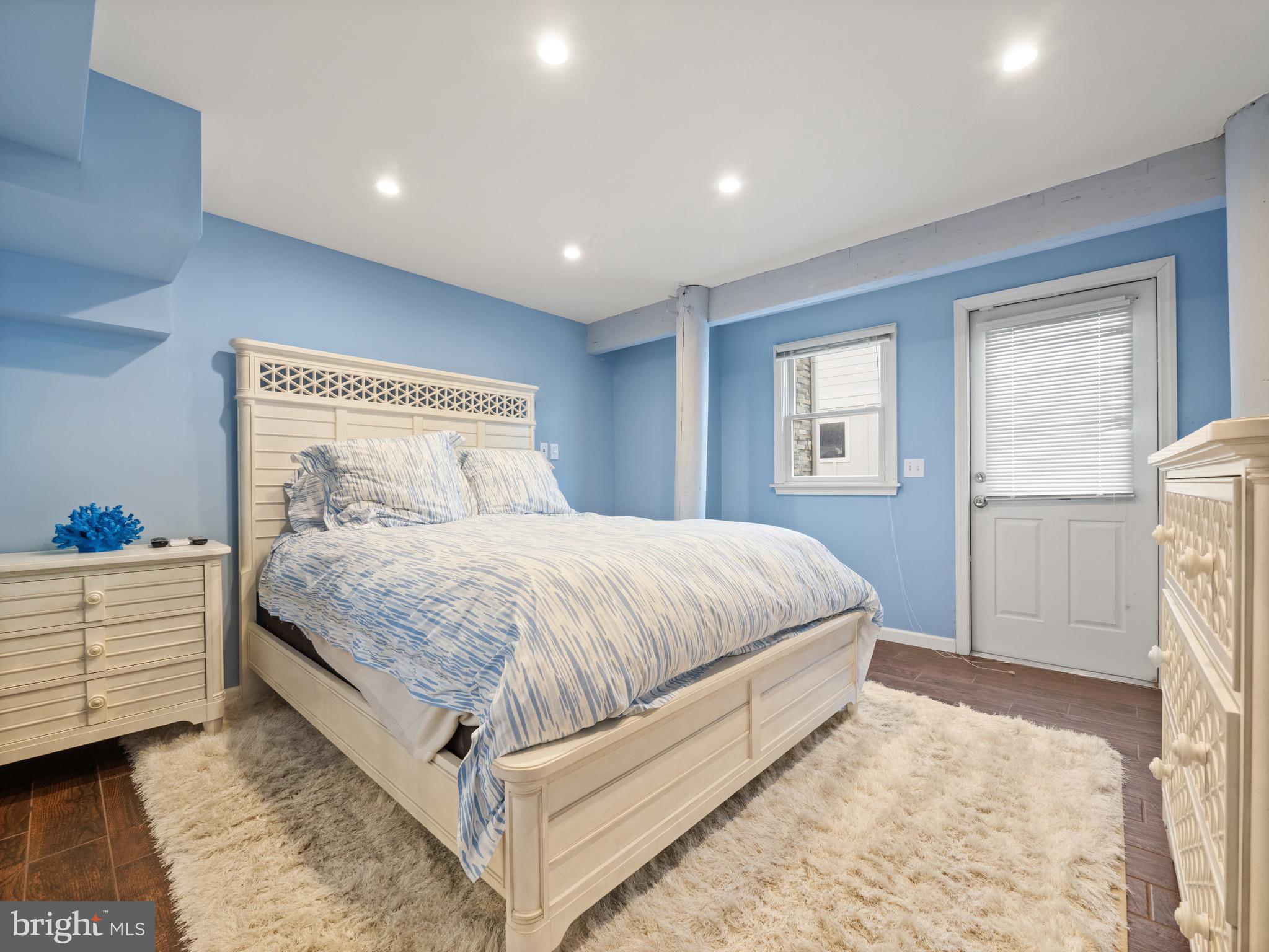 10 E Burlington Ave