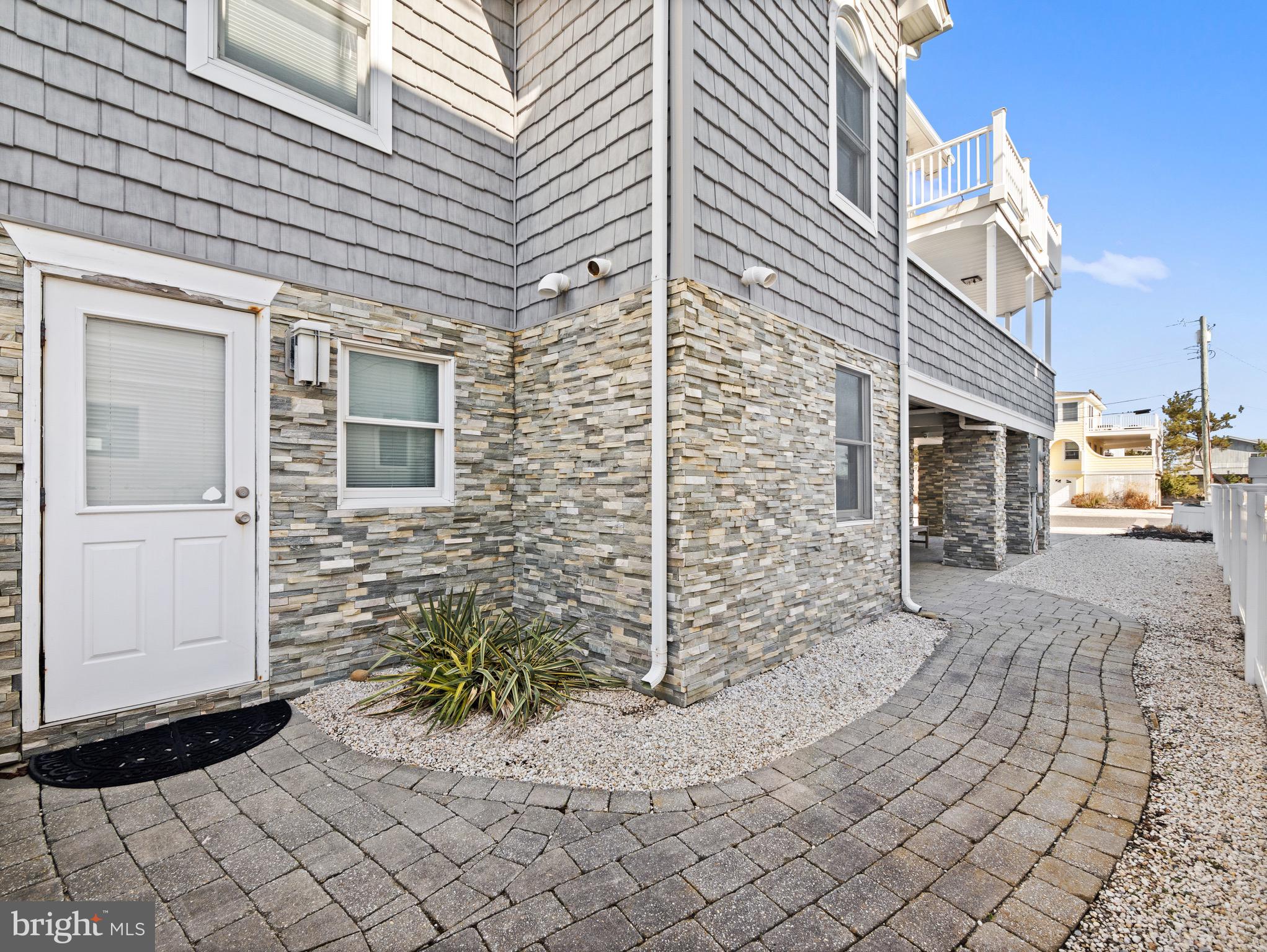 10 E Burlington Ave