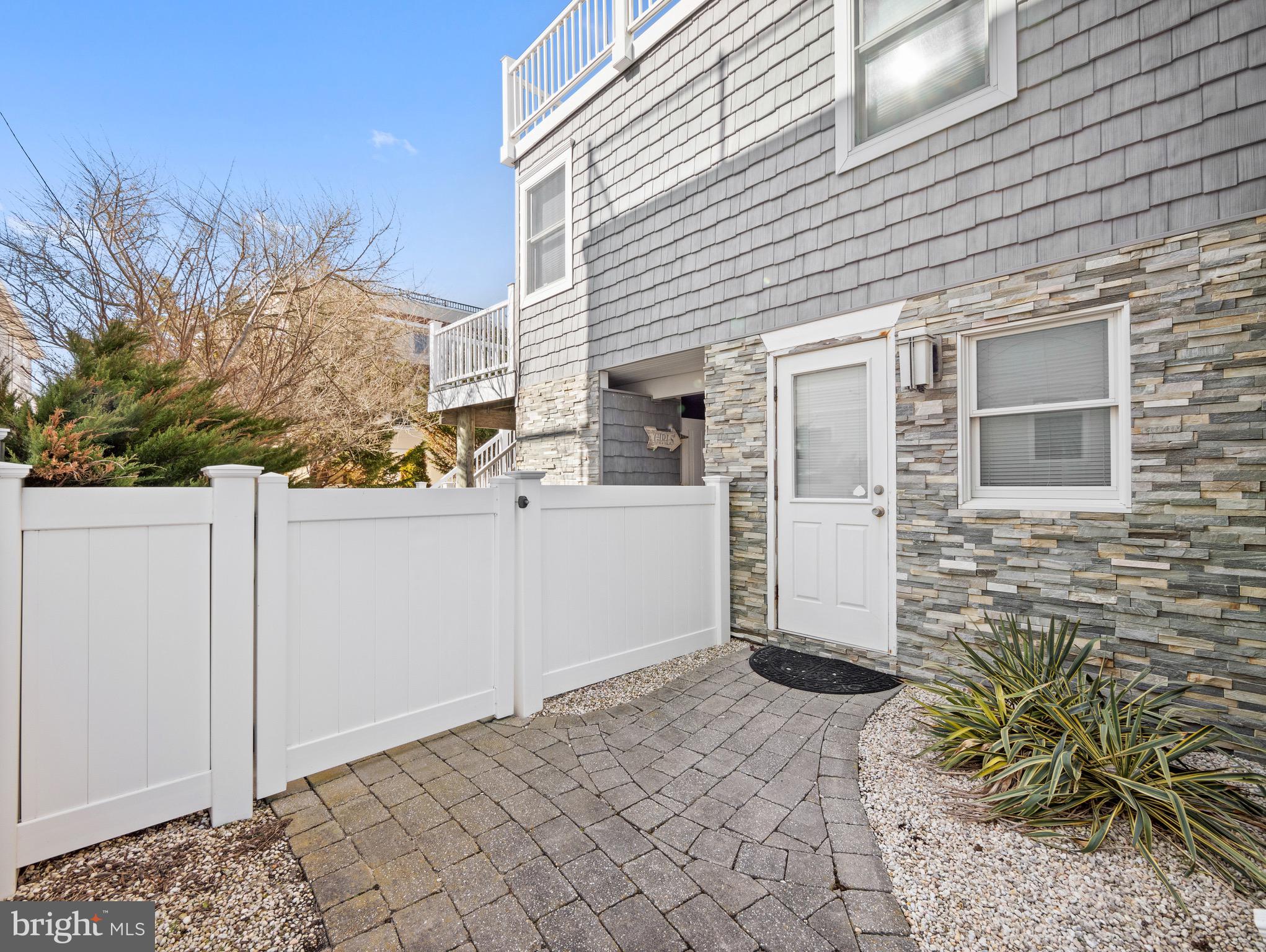 10 E Burlington Ave