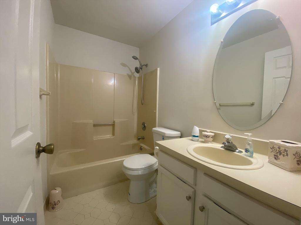 228 Danbury Dr