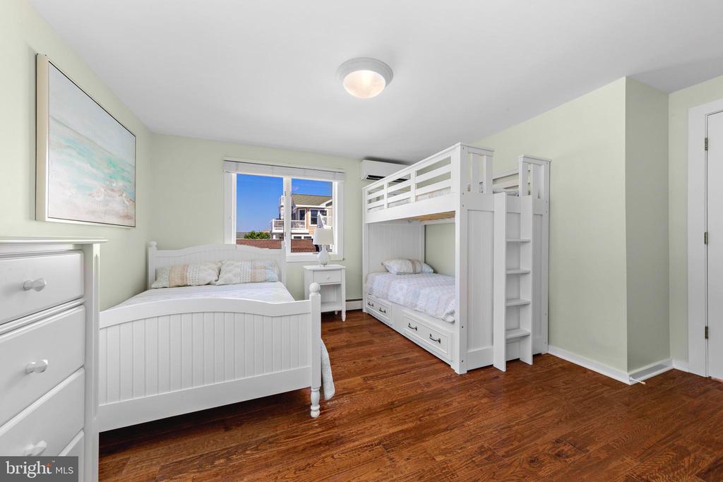 10 11th St