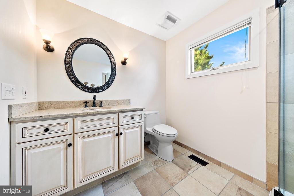 1039-B Long Beach Blvd