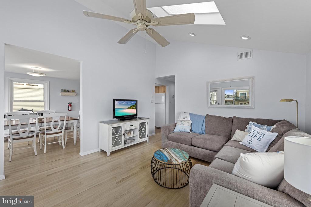229 MERIVALE AVENUE UNIT B - 2ND FLOOR