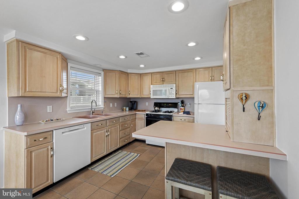 229 MERIVALE AVENUE UNIT B - 2ND FLOOR