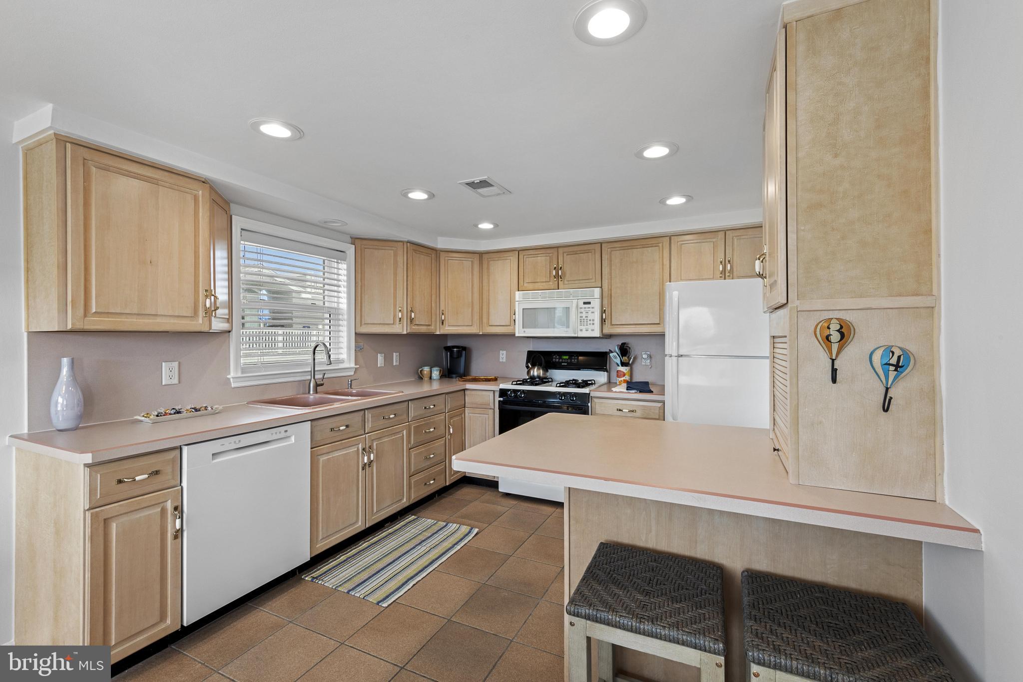 229 MERIVALE AVENUE UNIT B - 2ND FLOOR