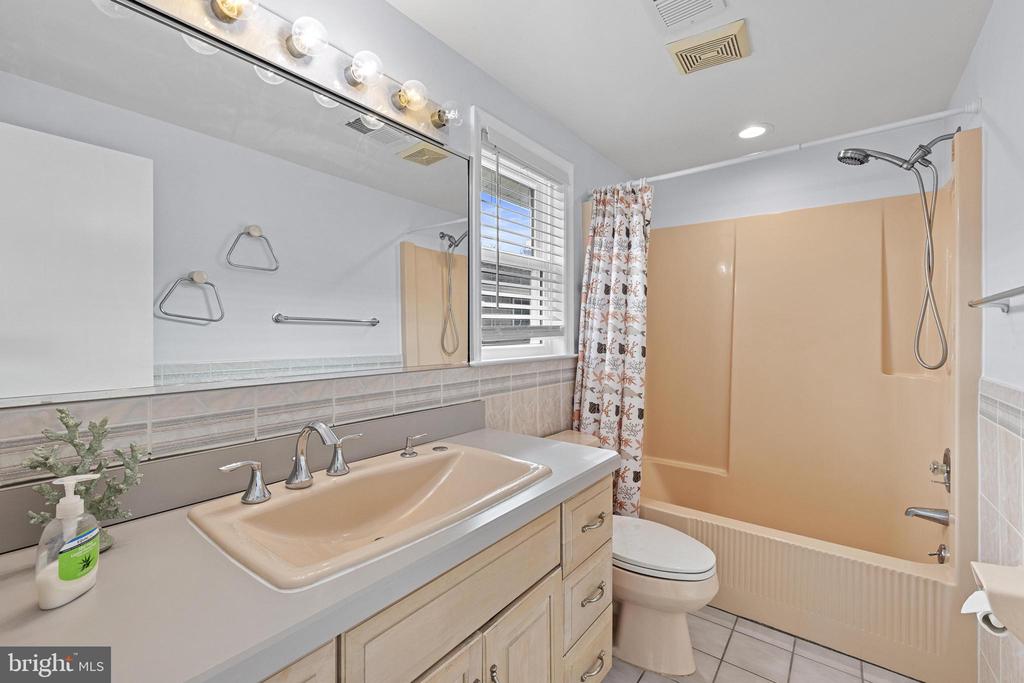 229 MERIVALE AVENUE UNIT B - 2ND FLOOR