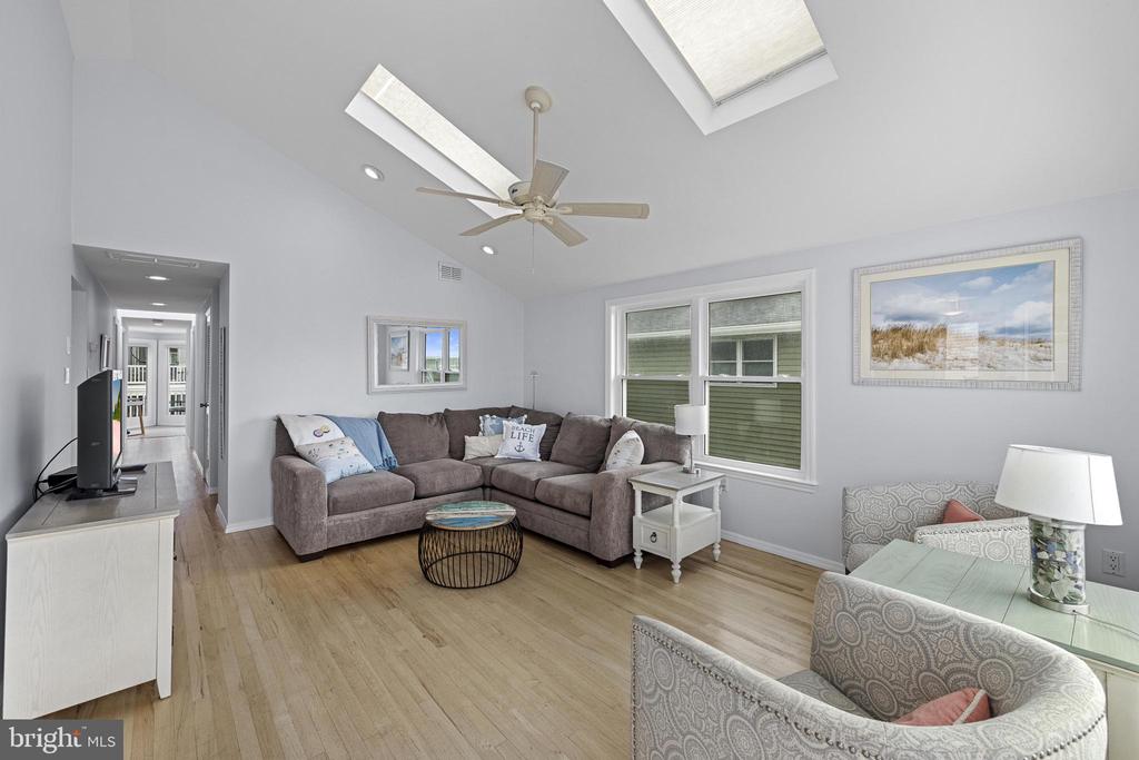 229 MERIVALE AVENUE UNIT B - 2ND FLOOR